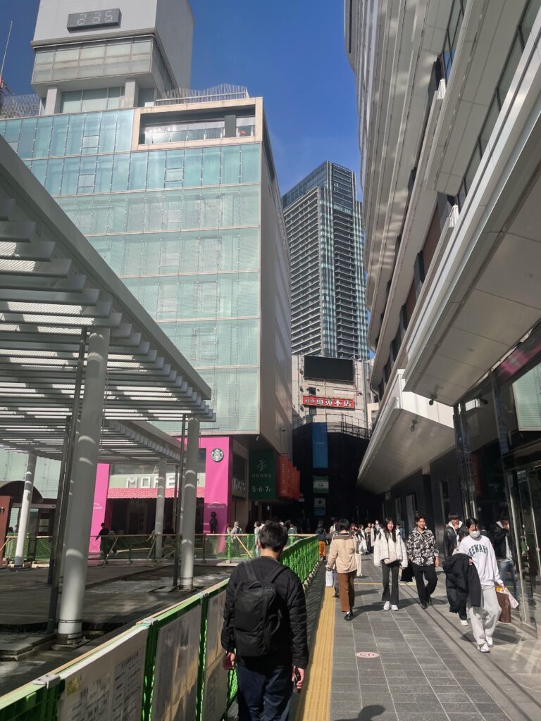 横浜モアーズ(MORE'S)方向